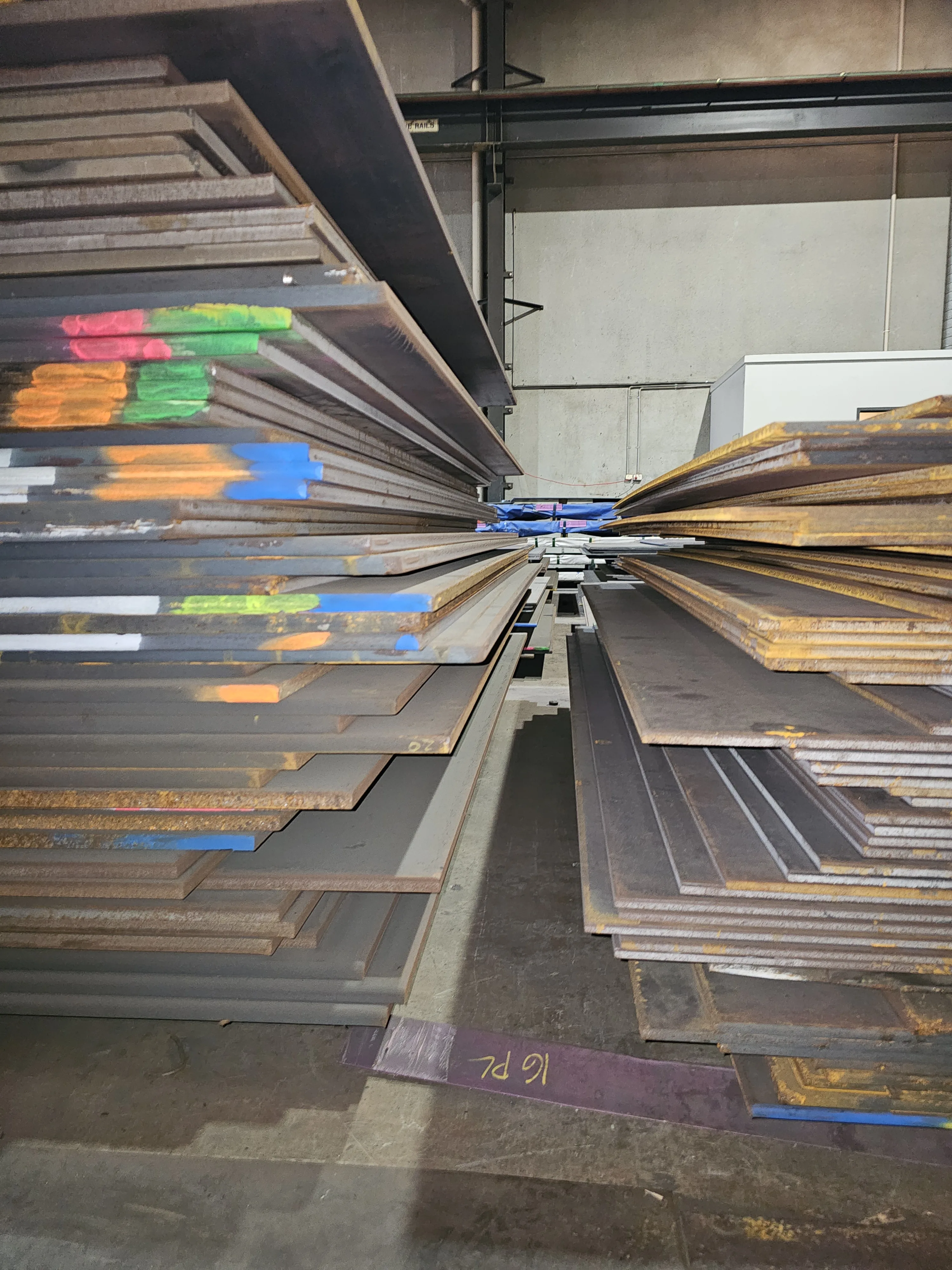 Steel plate edge detail showing thickness variety — M-Steel